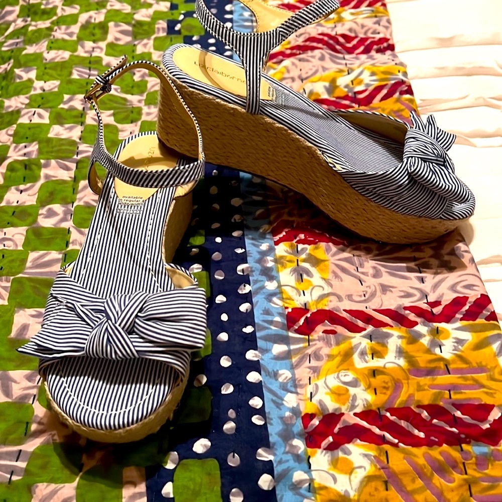 Liz Claiborne Bow wedge sandals with raffia heel.